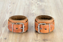 Lade das Bild in den Galerie-Viewer, Armfessel / Fußfessel - 2er Set - Leder - Handgenäht
