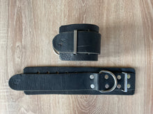 Lade das Bild in den Galerie-Viewer, Armfessel / Fußfessel - 2er Set - Leder - Genietet